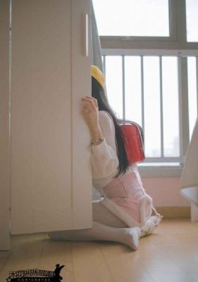 客厅乱h亲女受孕